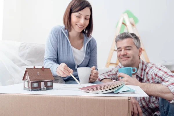 Feliz pareja revisando proyecto de casa —  Fotos de Stock