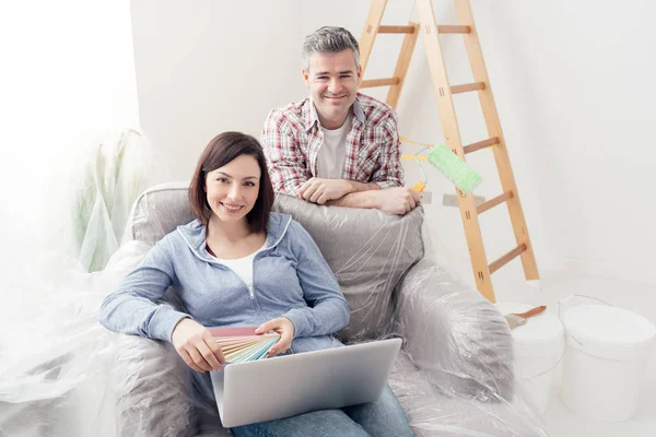 Par som ansluter med laptop — Stockfoto
