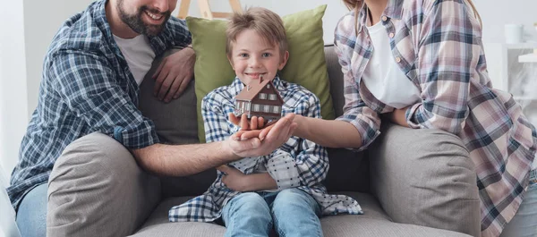 Gelukkige familie bedrijf model huis — Stockfoto