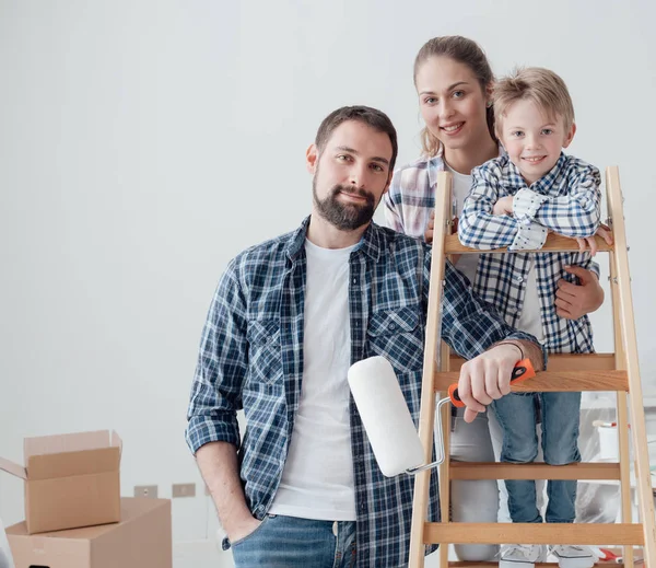 Familia joven haciendo cambio de imagen en casa — Foto de Stock