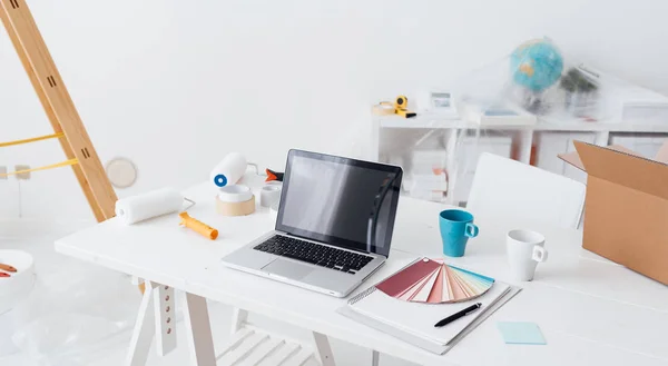 Laptop on desktop with color swatches — Stock Photo, Image