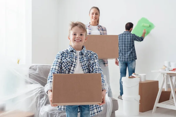 Boy and mother carrying boxes — Stock Photo, Image