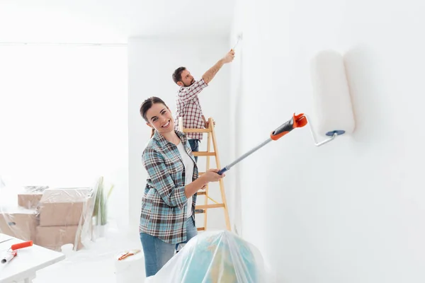 Paar schilderij nieuwe huis interieurs — Stockfoto