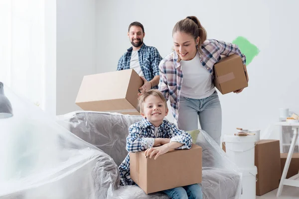 Young family carrying boxes — Stock Photo, Image
