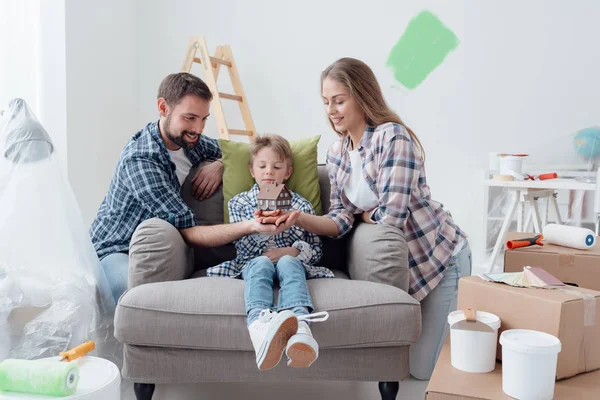 Gelukkige familie bedrijf model huis — Stockfoto