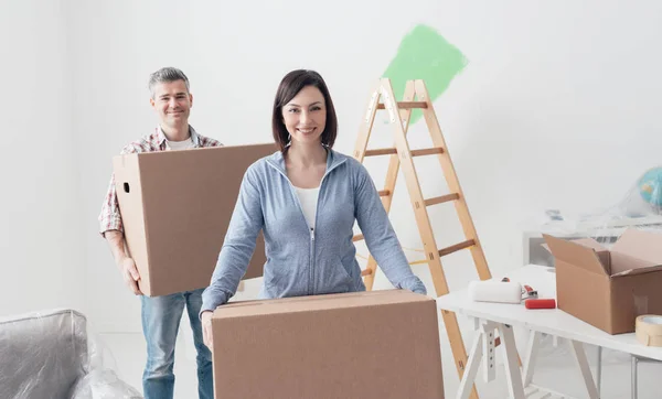 Happy couple carrying cardboard boxes — Stock Photo, Image