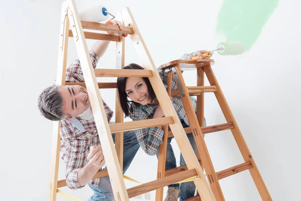 Gelukkige paar spelen met ladders — Stockfoto
