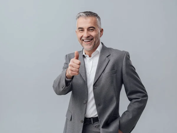 Empresário confiante dando polegares para cima — Fotografia de Stock