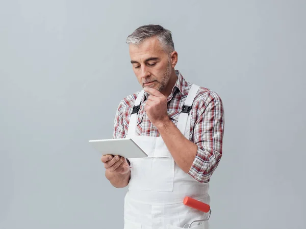 Professional painter connecting with digital tablet — Stock Photo, Image
