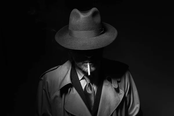 Uomo fumare sigaretta al buio — Foto Stock