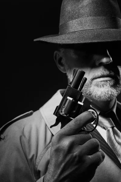 Detective holding weapon in dark — Stock Photo, Image