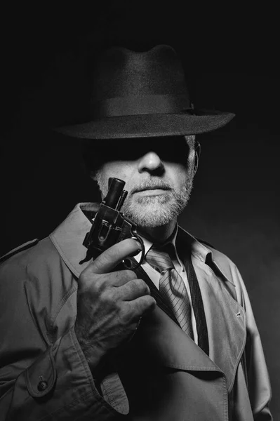 Man holding weapon in dark — Stock Photo, Image