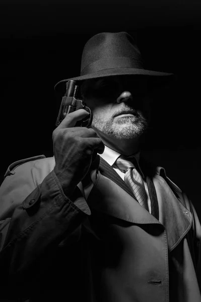 Tajný agent drží revolver ve tmě — Stock fotografie