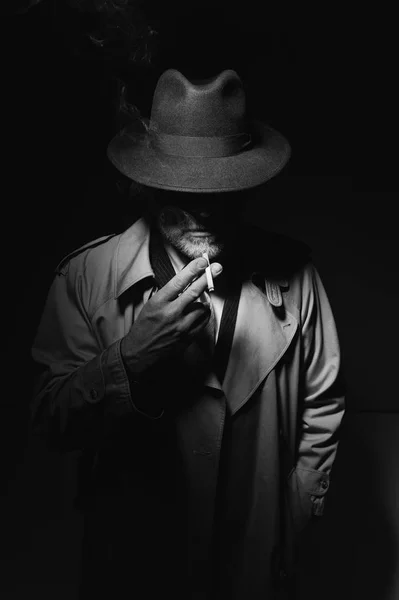 Homem fumar cigarro no escuro — Fotografia de Stock