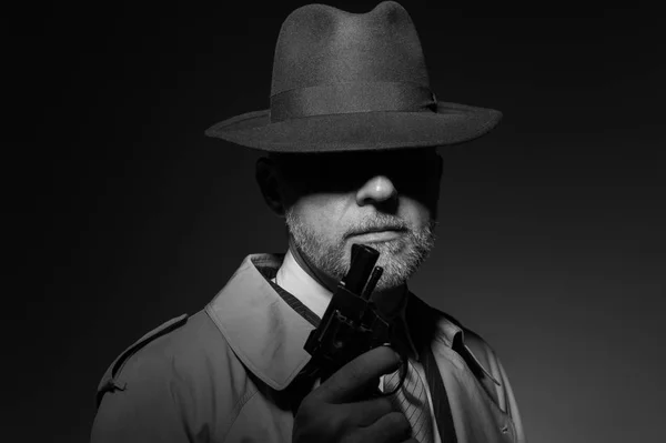 Detective holding gun in dark — Stock Photo, Image