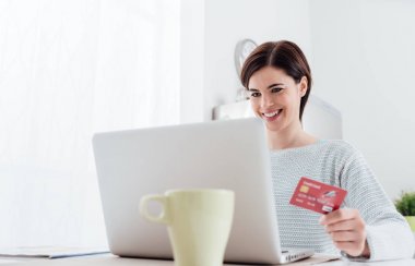 Evde alışveriş gülümseyen genç kadın