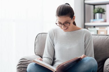 Gülümseyen öğrenci ödev kitap ile