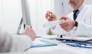 Doktor hastaya reçete ilaç vererek 