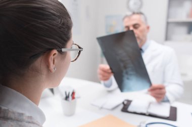 Profesyonel radyolog istişare hastaya verilmesi