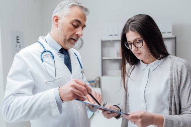 Doktor hastaya test sonuçlarını açıklayan 