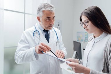 Doktor hastaya test sonuçlarını açıklayan 