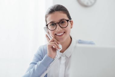 Etkili Sekreter yanıtlayan telefon görüşmeleri