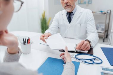 Doktor hastaya reçete yazıyor.