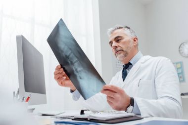 Profesyonel radyolog kontrol x-ray görüntü