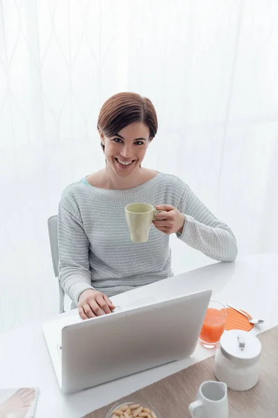 Vrouw met laptop aansluiten — Stockfoto