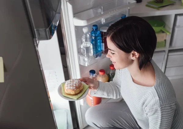 Mujer sacando pastelería de la nevera — Foto de Stock