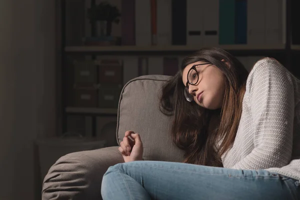 Depressieve vrouw zittend op de Bank thuis — Stockfoto