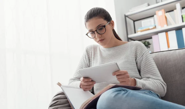 Menina estudando com livro e tablet — Fotografia de Stock