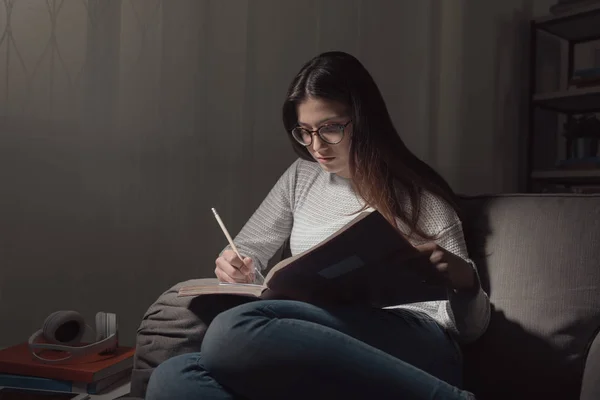 Fille assise dans un fauteuil avec livre — Photo