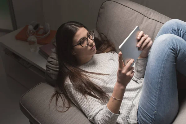 Flicka ansluta sent på natten — Stockfoto