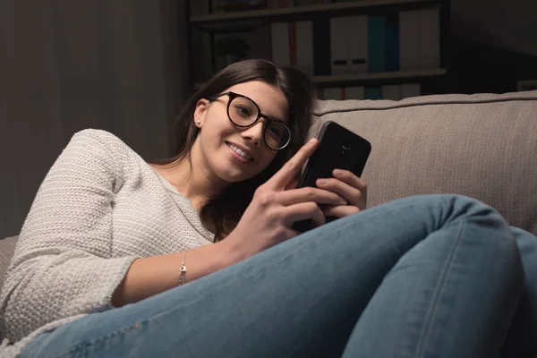 Leende flicka sociala nätverk med smartphone — Stockfoto