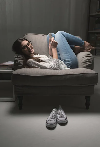 Chica conectando tarde en la noche — Foto de Stock