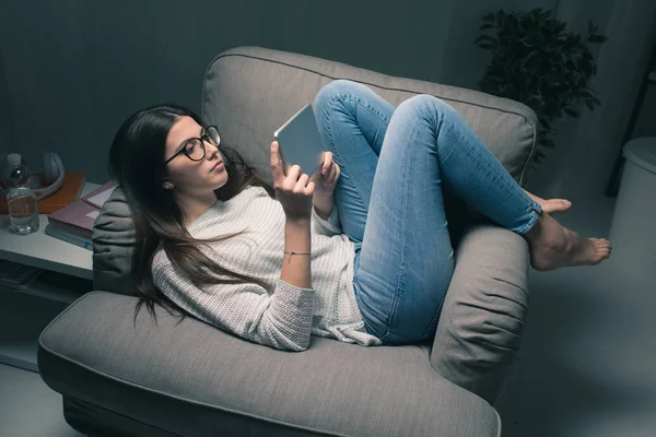 Flicka ansluta sent på natten — Stockfoto