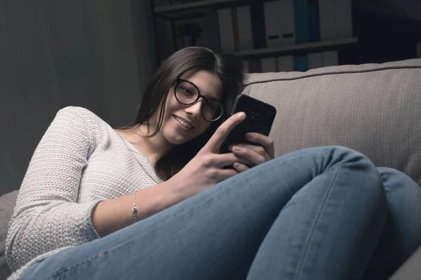 Lächeln Mädchen Social Networking mit Smartphone — Stockfoto