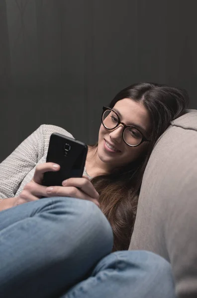 Sonriente chica de redes sociales con teléfono inteligente — Foto de Stock