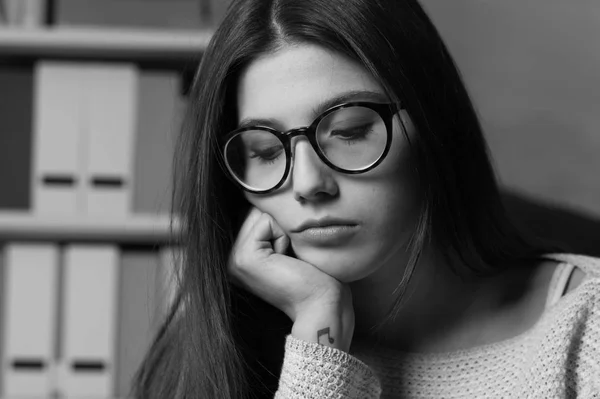 Mulher infeliz e deprimida com óculos — Fotografia de Stock