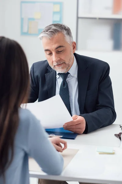 Gerente corporativo examen de curriculum vitae de la mujer — Foto de Stock