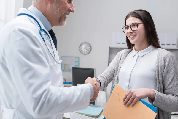 Paciente do sexo feminino apertando a mão do médico — Fotografia de Stock