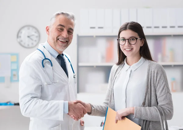 Paciente do sexo feminino apertando a mão do médico — Fotografia de Stock