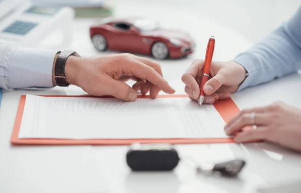 Agent helping at woman signing policy — Stock Photo, Image