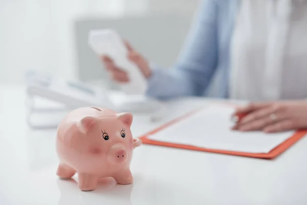 Vrouw zitten aan tafel met contract — Stockfoto