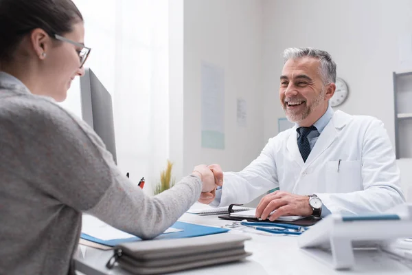 Medico e paziente che stringono la mano — Foto Stock