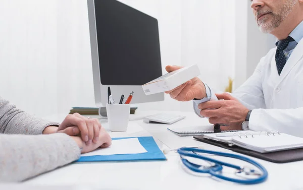 Dokter voorschriftgeneeskunde geven aan patiënt — Stockfoto