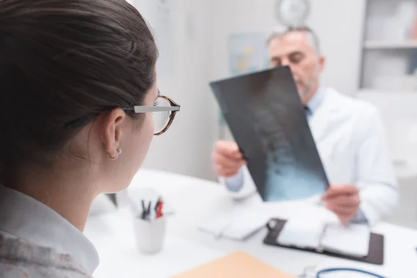 Professionell radiolog ger konsultation till patienten — Stockfoto