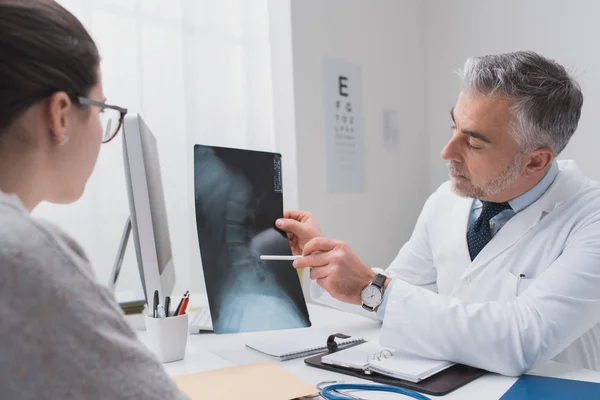 Radiologista profissional que consulta o paciente — Fotografia de Stock