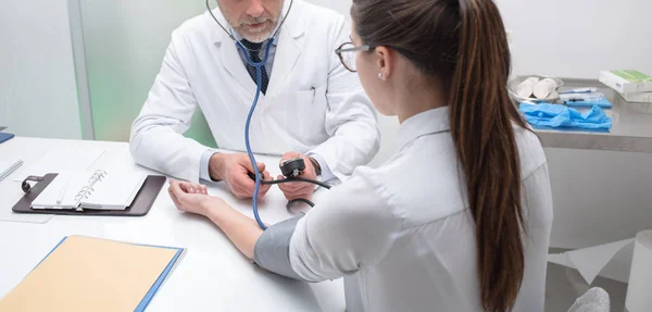 Sprawdzenie ciśnienia krwi pacjenta lekarz — Zdjęcie stockowe